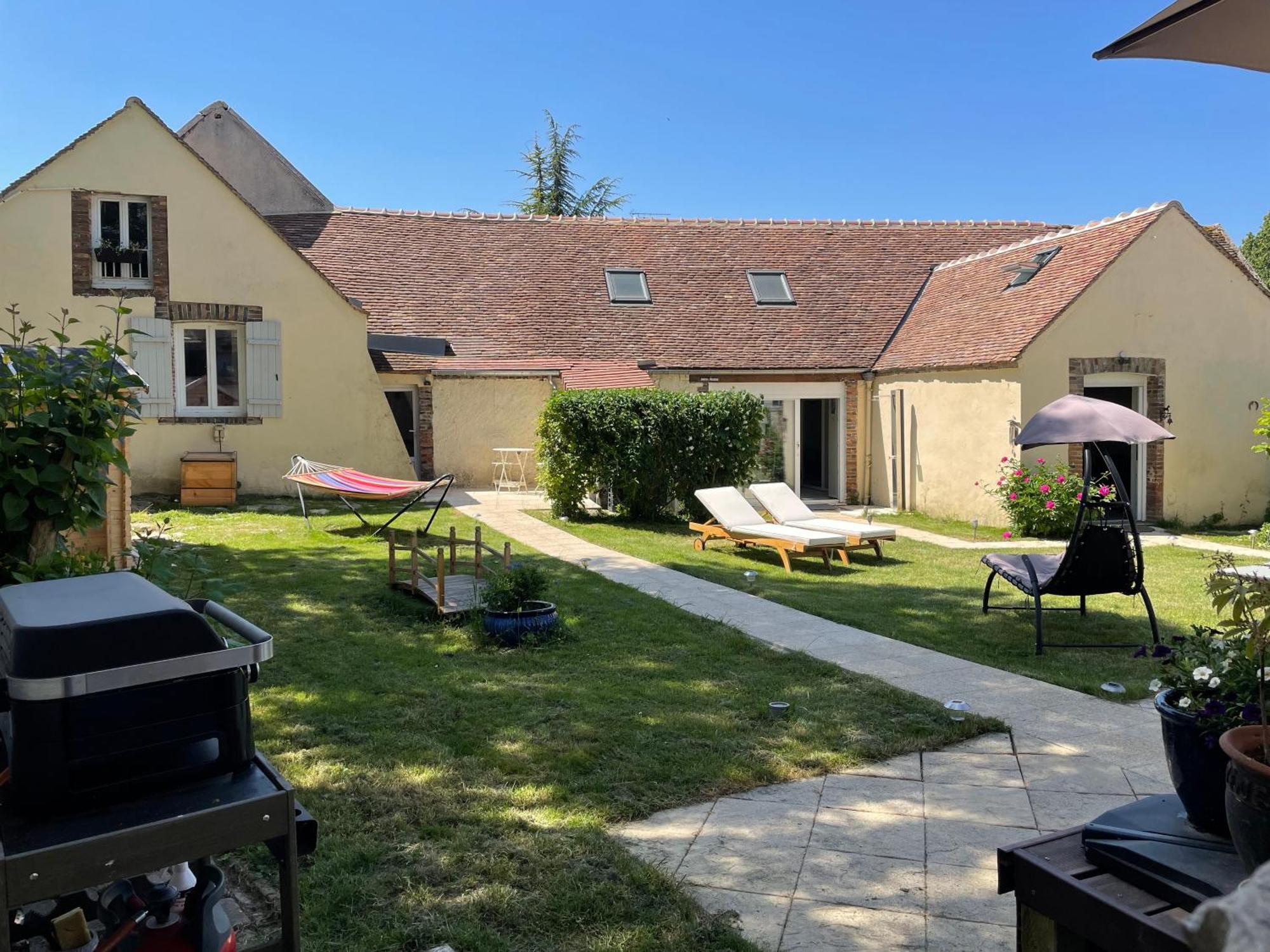 Villa Fontaine Avec Piscine Interieur Chauffee-Maison De Campagne Familiale -Ideal Vacances Ou Sejour Professionnel -3 Chambres-Bureau Separe -Lit Bebe - Parking Facile & Gratuit Rum bild